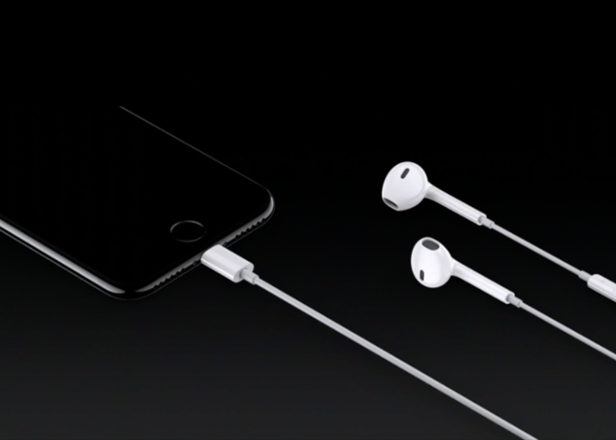 apple-iphone-7-headphone-lightning-connector