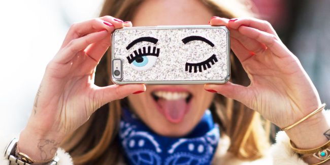 how_to_hold_phone_for_selfie