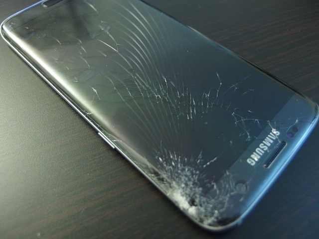 should-i-use-a-galaxy-s8-screen-protector-screen-break