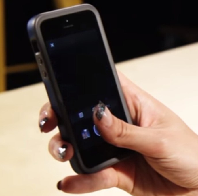 how to take a selfie with fake nails