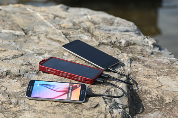 Giveaway: EasyAcc 8000mAh Solar Charger with 32 LED Light