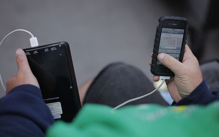 Why Is My Phone Charging Slow:Play with your phone while it’s charging