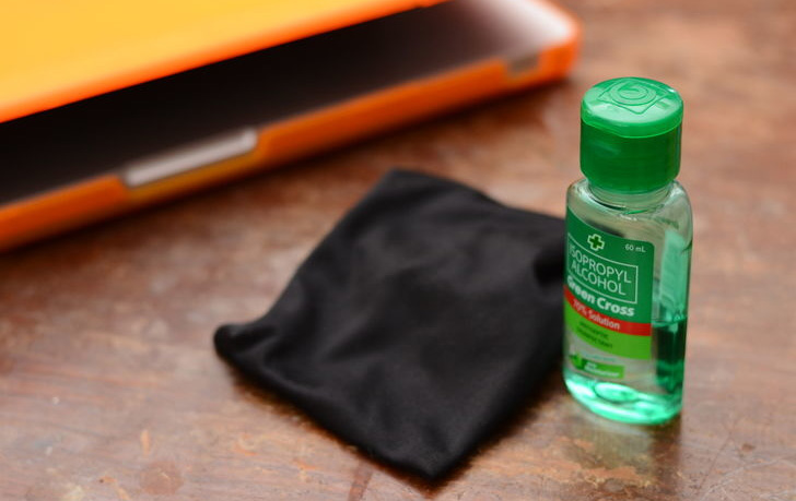 How to Extend Laptop Battery Life Part 2:Clean the battery contacts