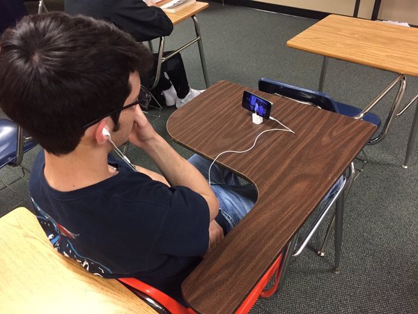 How to Use iPhone Charger Unconventionally2