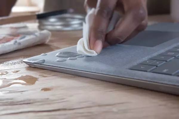 How to Clean the Surface Laptop? 1
