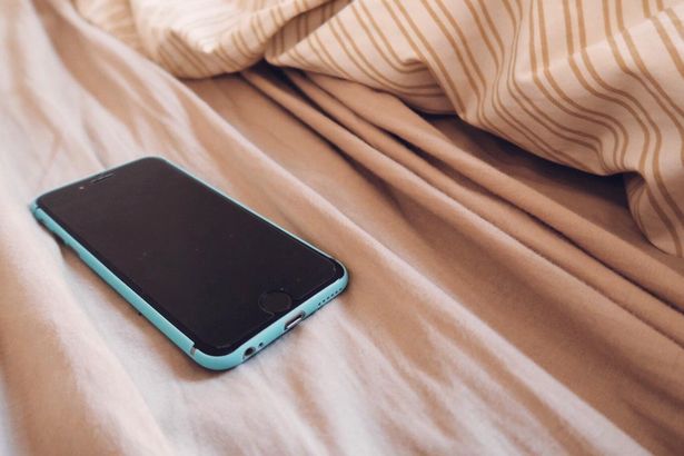 can-i-charge-my-smartphone-overnight-2